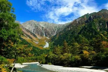 Mt. Hotaka and the Azusa River can be seen from anywhere in Kamikochi (Photo: MASAYOSHI HIROSE)